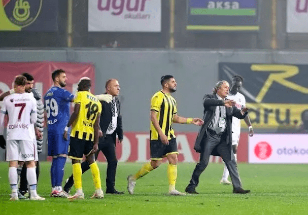 Turkish Club Istanbulspor Storms Off Pitch Following Controversial Call ...