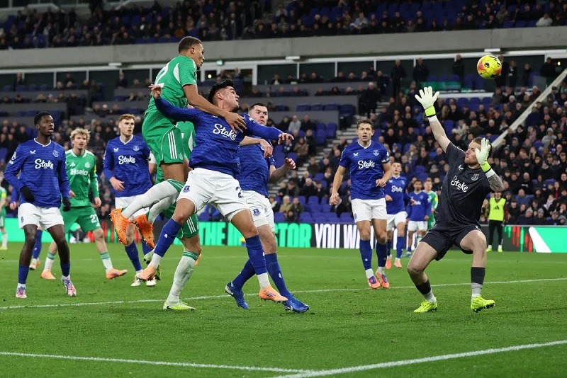 Newcastle score four at Everton