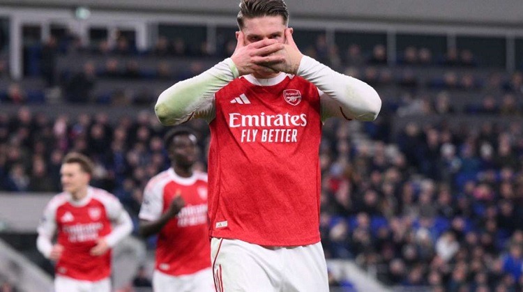 Arsenal maintain Premier League lead