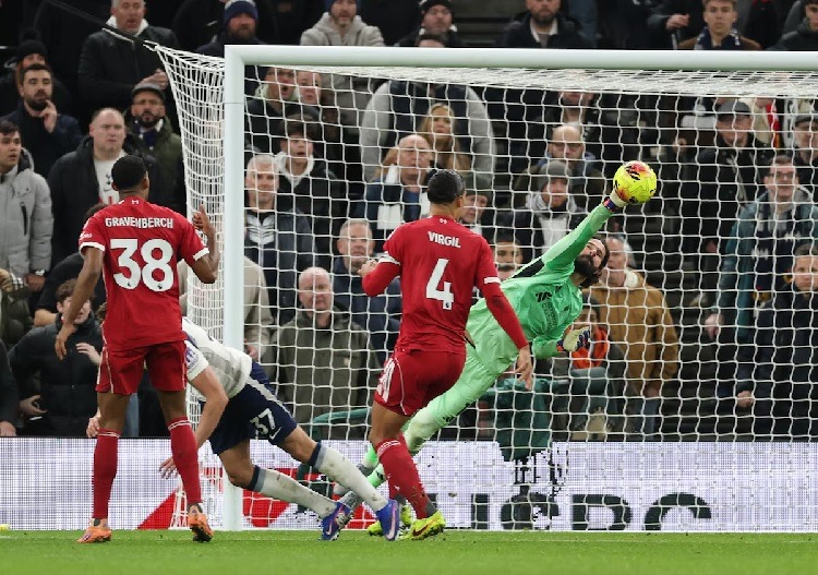 Liverpool defeat nine-man Tottenham