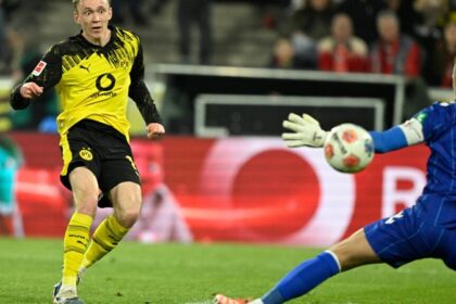 Dortmund beat 10-man Cologne 2-1