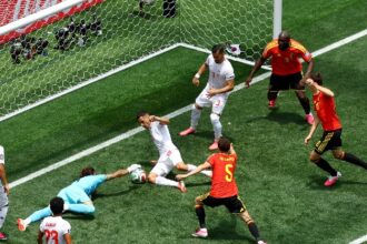 Ten-man Belgium survive Iran scare